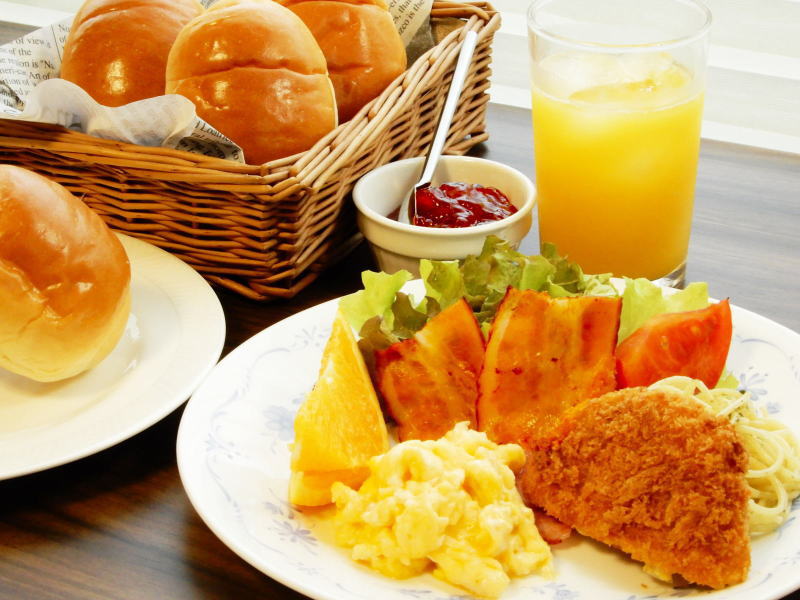 おかわり自由のパンや100%ジュースが人気の朝食